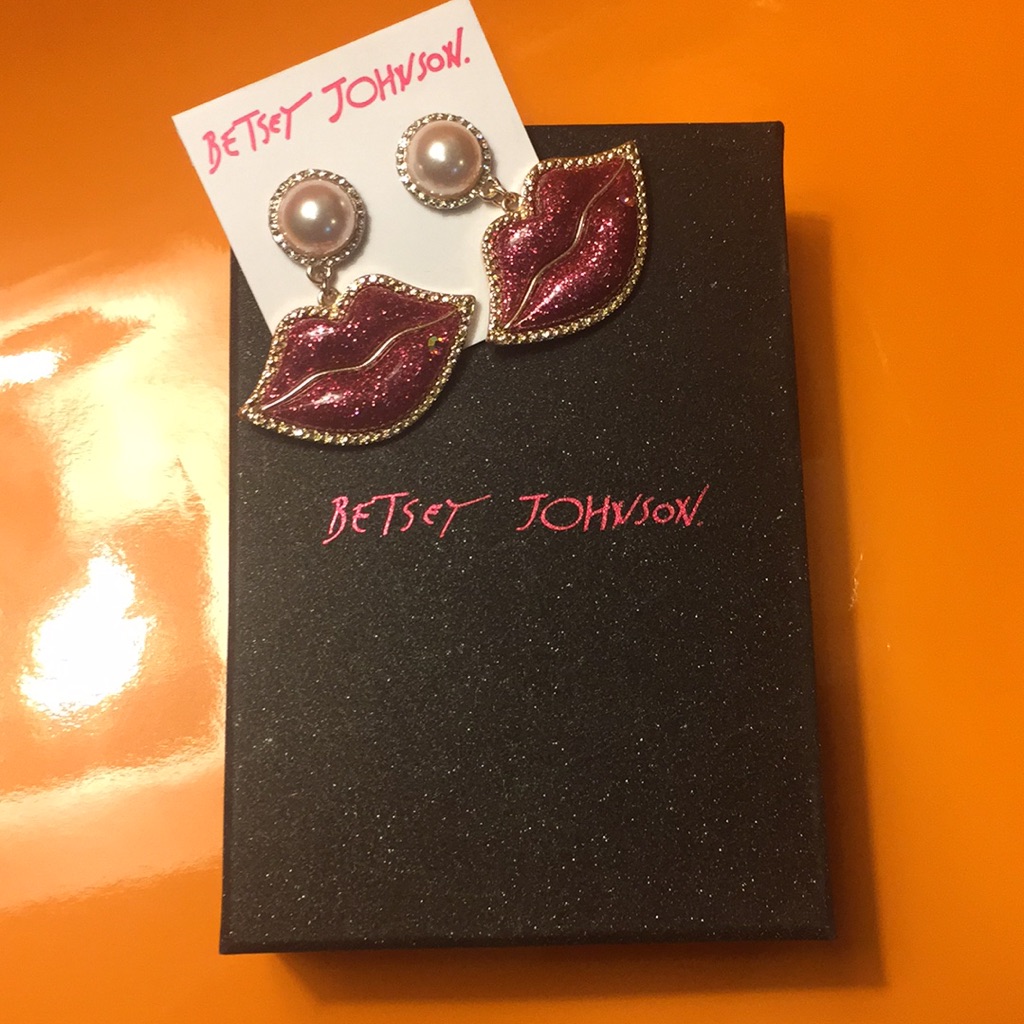 Betsey Johnson - Lips Drop Earrings W/Pearls